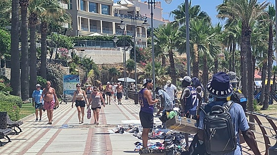 Benalmádena's traders demand that people who buy from 'looky looky' men should be fined