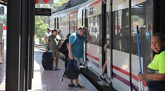 Free travel on local and medium distance trains in Spain: this is how to apply for latest release of season tickets