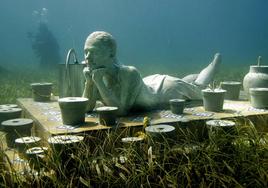 Image of the underwater museum in Cancún.