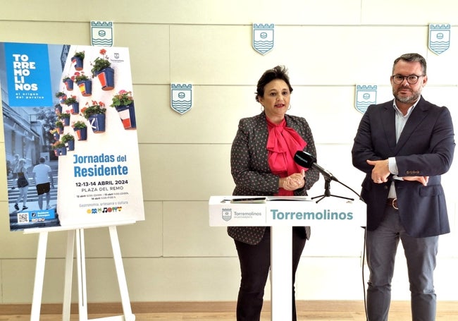The town's mayor, Margarita del Cid announced the residents' day event.