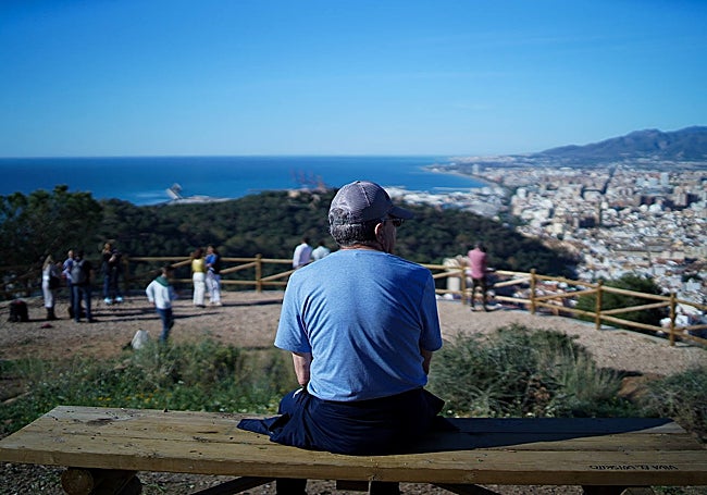 The viewpoint offers the possibility of enjoying the views from benches.