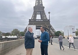 The president of the provincial authority (right) talks with Manuel Muñoz.