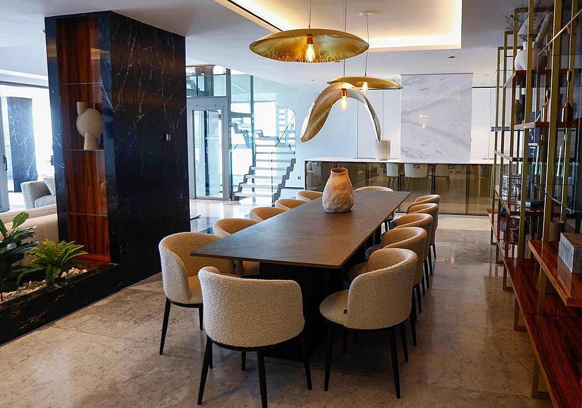 Imagen principal - Take a peek inside as eye-watering price of two 'jewel in the crown' sea-facing penthouses in Malaga city is revealed