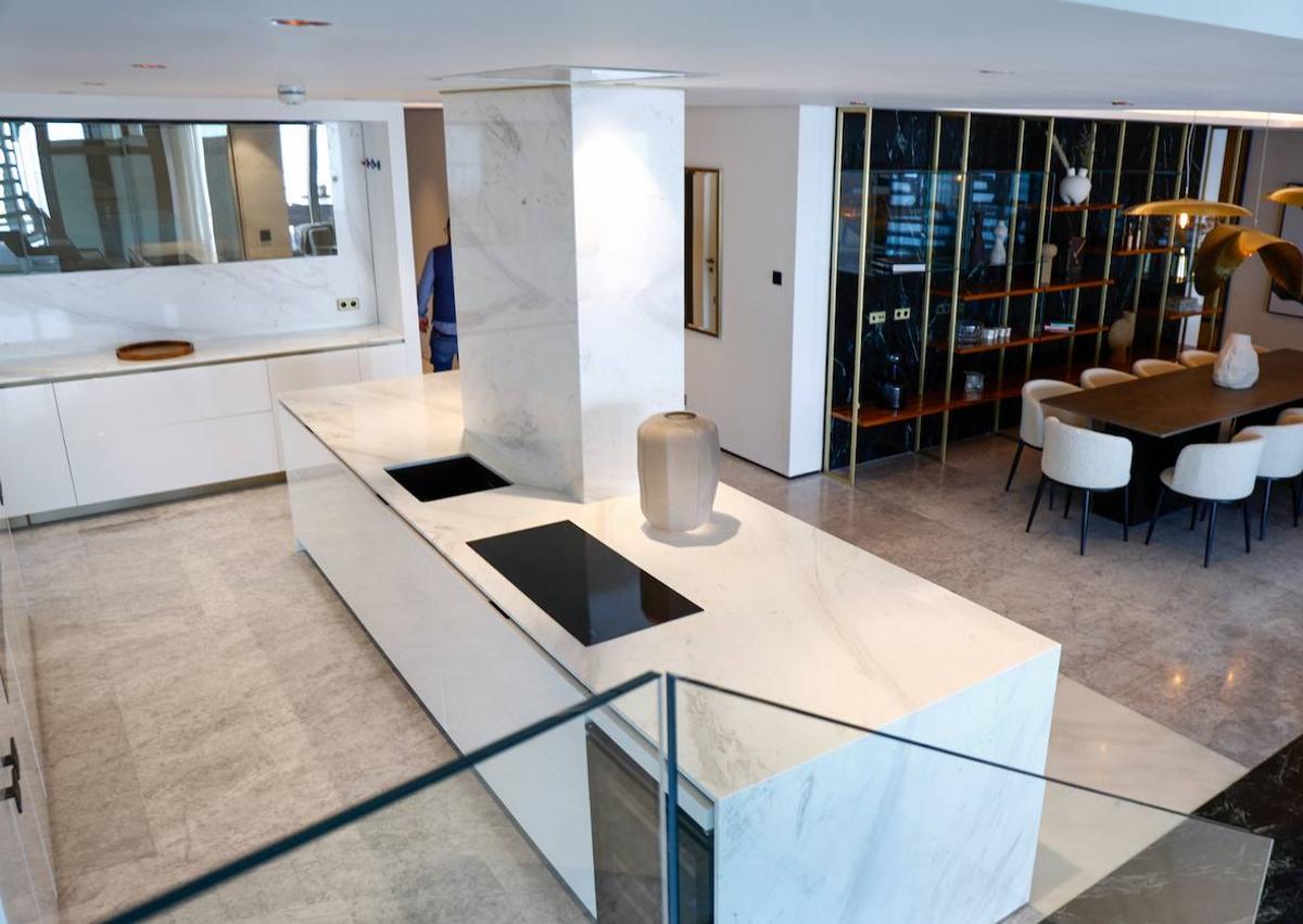 Imagen secundaria 1 - Take a peek inside as eye-watering price of two &#039;jewel in the crown&#039; sea-facing penthouses in Malaga city is revealed