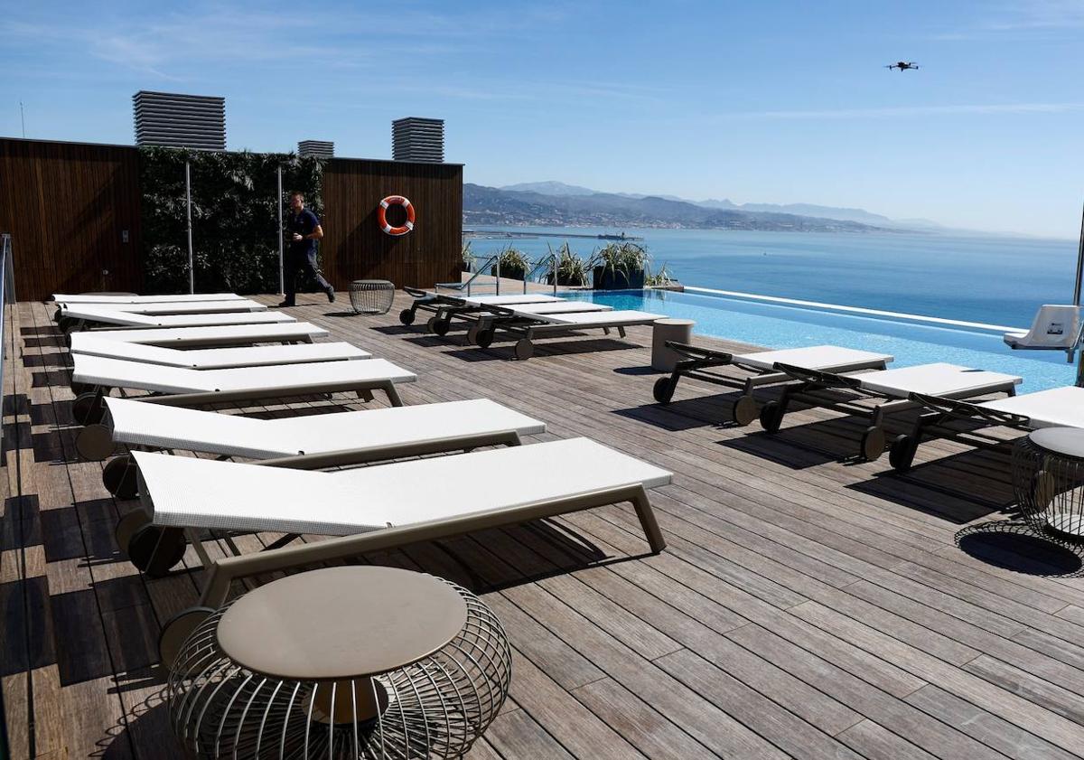Imagen principal - Take a peek inside as eye-watering price of two &#039;jewel in the crown&#039; sea-facing penthouses in Malaga city is revealed