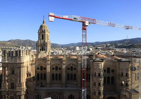 The moment when the 65-metre crane hoists the first crossbeam.