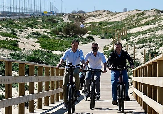 Junta president Juanma Moreno (left) at the opening of the Eurovelo 8 route in Cadiz.
