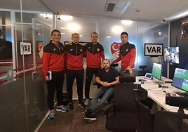 Melero López, centre.