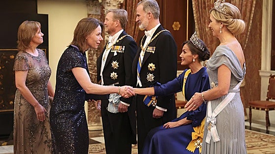 Spanish royals' official Netherlands visit sees Queen take a seat