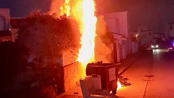 Firefighters tackle two separate incidents of street container blazes in one night in Costa del Sol town