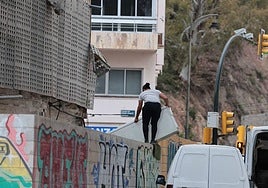 The squatted site opposite the Baños del Carmen.