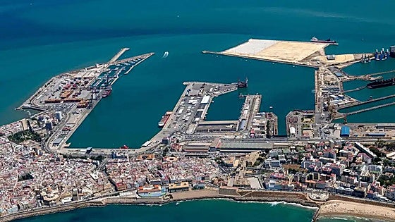 Historic moment awaits as Port of Cadiz prepares to lift a late 17th century galleon from its waters