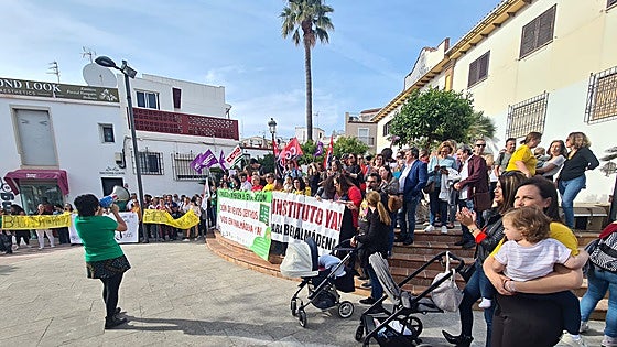 Parents take to the streets in Benalmádena in protest against 'overcrowded' classrooms