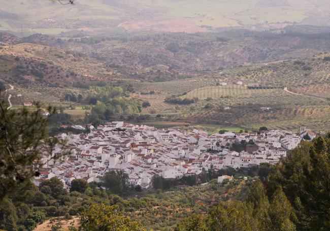 Panoramic view of El Burgo at the halfway point of the route.