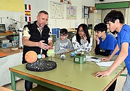 Carmen Zxyriel, Christian Acran, Ahmed Zalcaria and Pablo Montilla with their teacher, Javier Cáceres.