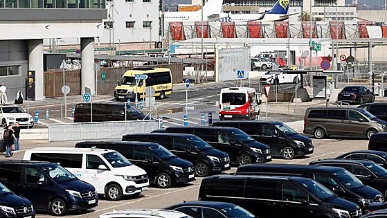 Almost 100 private hire vehicle drivers at Malaga Airport booked so far this year for failing to comply with regulations