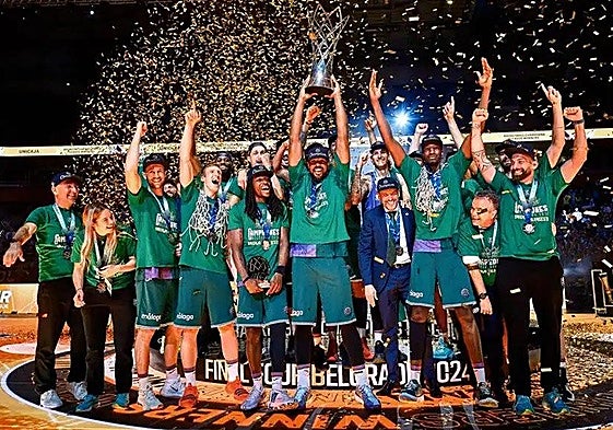 The Unicaja players with the FIBA Champions League title trophy.