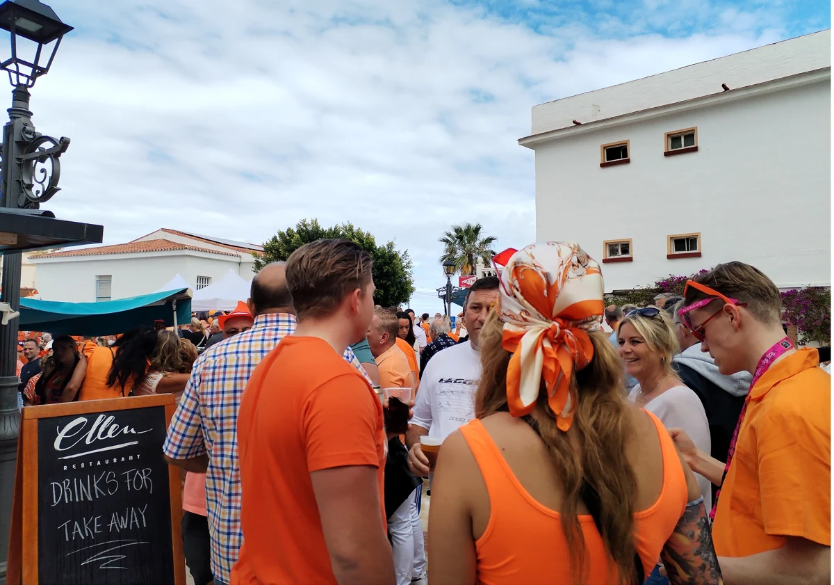 Thousands paint Torremolinos orange for Dutch king's day | Sur in English