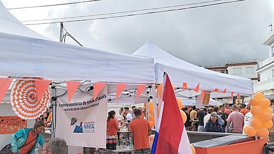 Thousands paint Torremolinos orange for Dutch king's day