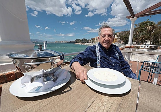 Adolfo Jaime with the last gazpachuelo he prepared at the Balneario.