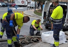 Aqualauro technicians work on the installation of the smart meters.