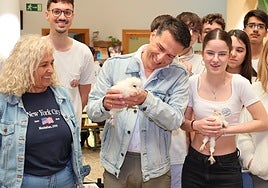 The mayor of Torrox Óscar Medina on Tuesday with one of the white owl chicks.