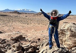 Alba Sánchez, in her spacesuit, on one of her trips to Mars, in the Utah desert.