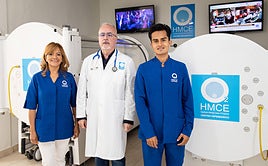 Dr. Rafael Sánchez, together with the medical center team.