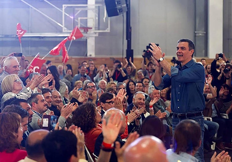 Pedro Sánchez, this Thursday, at the rally in Sant Boi de Llobregat (Barcelona).