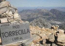 Mountain rescue team recovers body of hiker on ascent to Malaga province's 1,919m Torrecilla peak