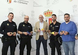 The town's mayor (centre) at the presentation of the equipment.