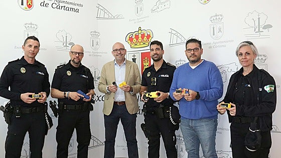 Cártama police ‘increase safety of public and officers’ with new electronic temporary immobilisation weapon