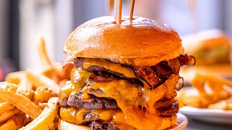 Earn 300 euros a day eating burgers... restaurant chain in Spain launches tasty job offer