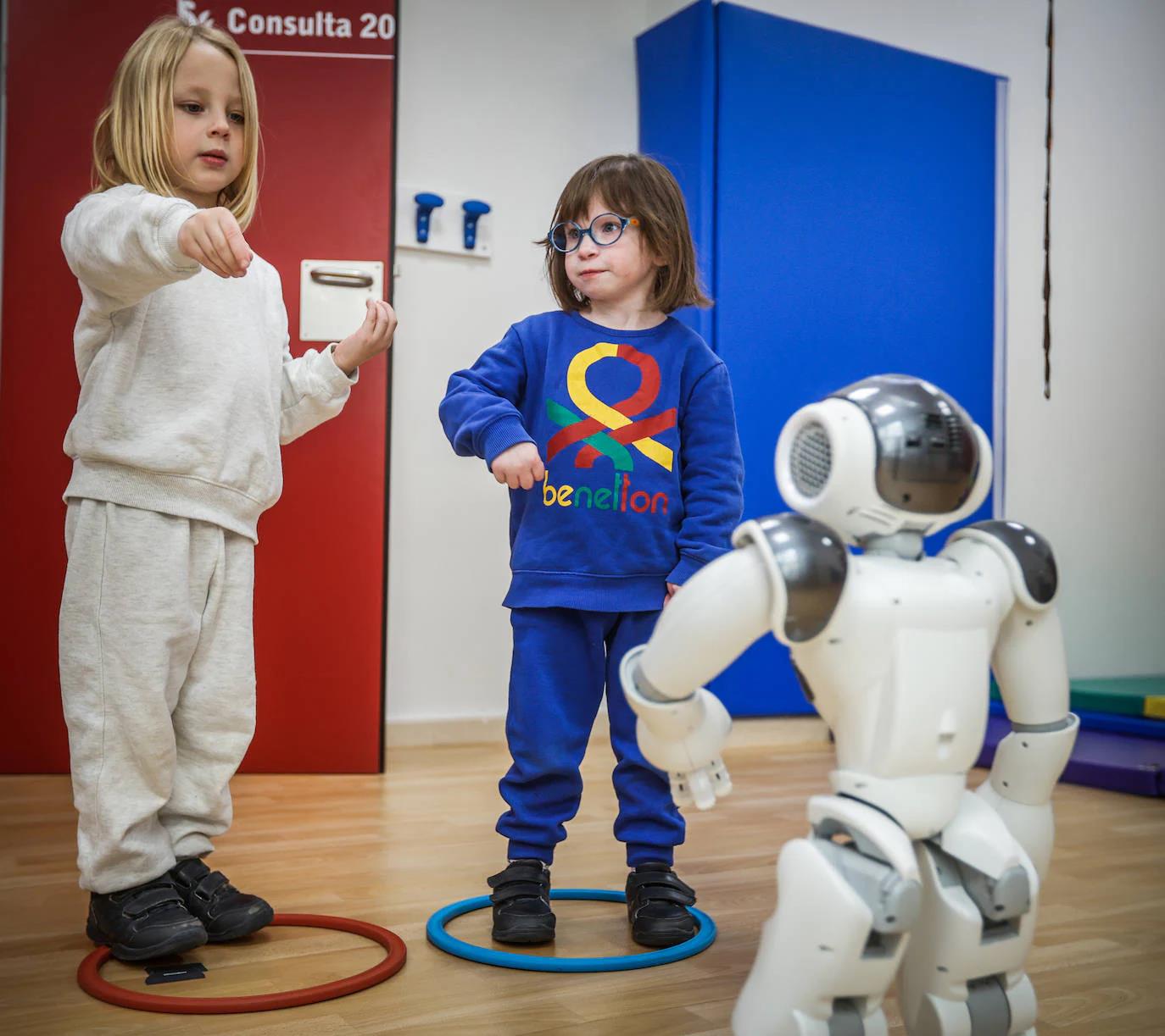 Darío and Guiomara follow in Juande's footsteps to cook an omelette.