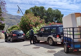 The Guardia Civil controls the exits of some 'squatters' in the residential area.