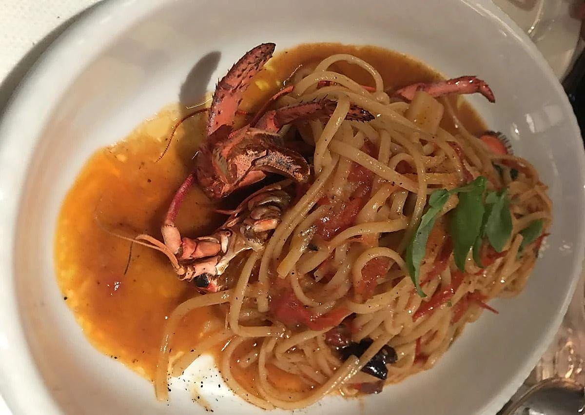 Imagen secundaria 1 - Above, carpaccio of sea bream, which is one of the most striking dishes on Gaia's menu. The cut of the fish is not that of the traditional carpaccio, it is a thicker cut and is served with three different types of dressings that the diner chooses. Below, Astakomakaronada, this almost unpronounceable dish is another of the most demanded and recommended dishes on the menu. Fresh pasta, in this case linguini, dressed with a tasty cherry tomato and seafood sauce and half a lobster. Below, yogurt ice cream, a classic dessert based on a very well prepared Greek yogurt ice cream that is lightly bathed in syrup to enhance its sweet taste. The walnuts that crown it only add to the dessert.