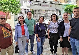Parents of students from IES María Zambrano, with the travel agency in the background.