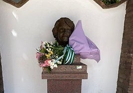 The bronze bust in honour of Isabel Manoja in Torremolinos.