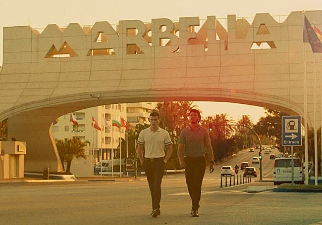 Arón Piper and Nourdin Batan, in a scene shot under the iconic Marbella arch.