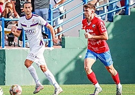 Torre del Mar's Paco Ariza carries the ball.