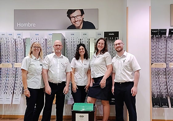 Specsavers Fuengirola partners with beach clean-up group to recycle old and unwanted glasses