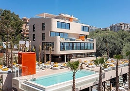 The NEW Beach Club Higuerón is located on Carvajal Beach (Benalmádena).