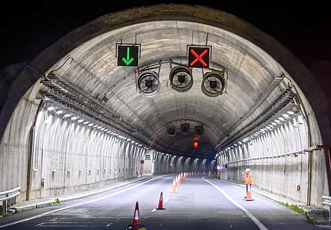 Another of the AP-7 tunnels under repair.