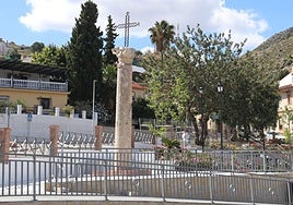 The Roman column and cross in Cártama.
