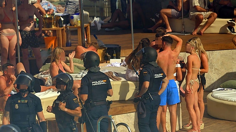 Spectacular police raid, by land and air, surprises beach club partygoers on the Costa del Sol