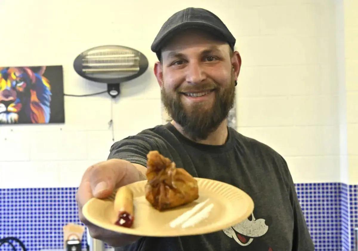 The creator of this tapa, Jonatan Casero, with the controversial dish that simulates the appearance of drugs.