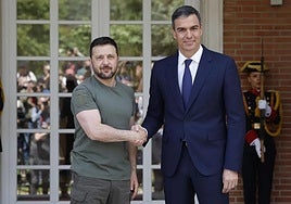Volodymyr Zelenski and Pedro Sánchez greet each other after the Ukrainian leader's arrival at Moncloa.