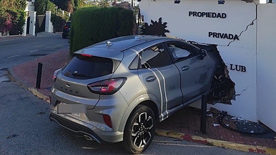 Driver spectacularly crashes car in residential area of Marbella and flees after accident