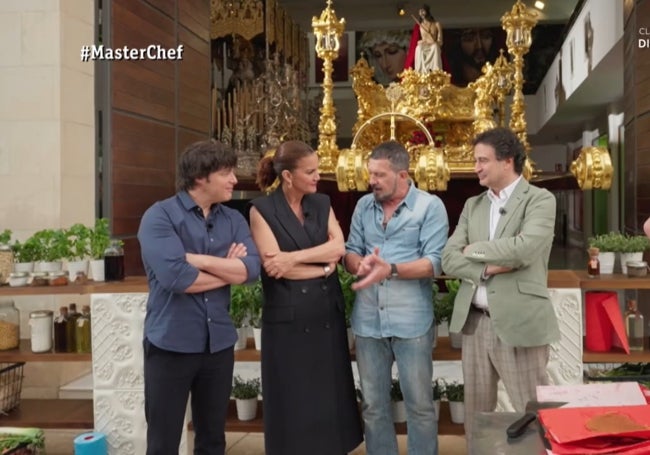 Antonio Banderas, with the presenters, in front of a Holy Week image.