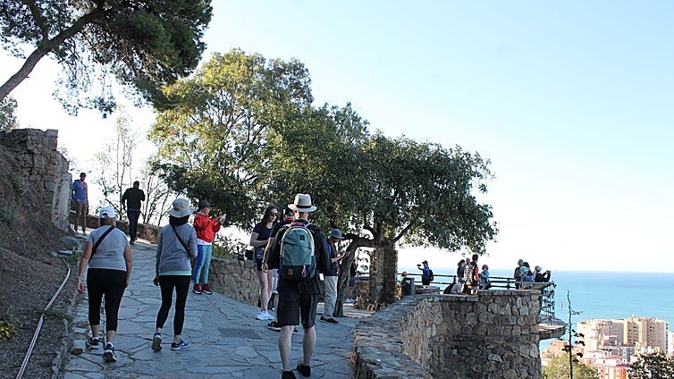 Walk from Malaga's English Cemetery to the Gibralfaro castle